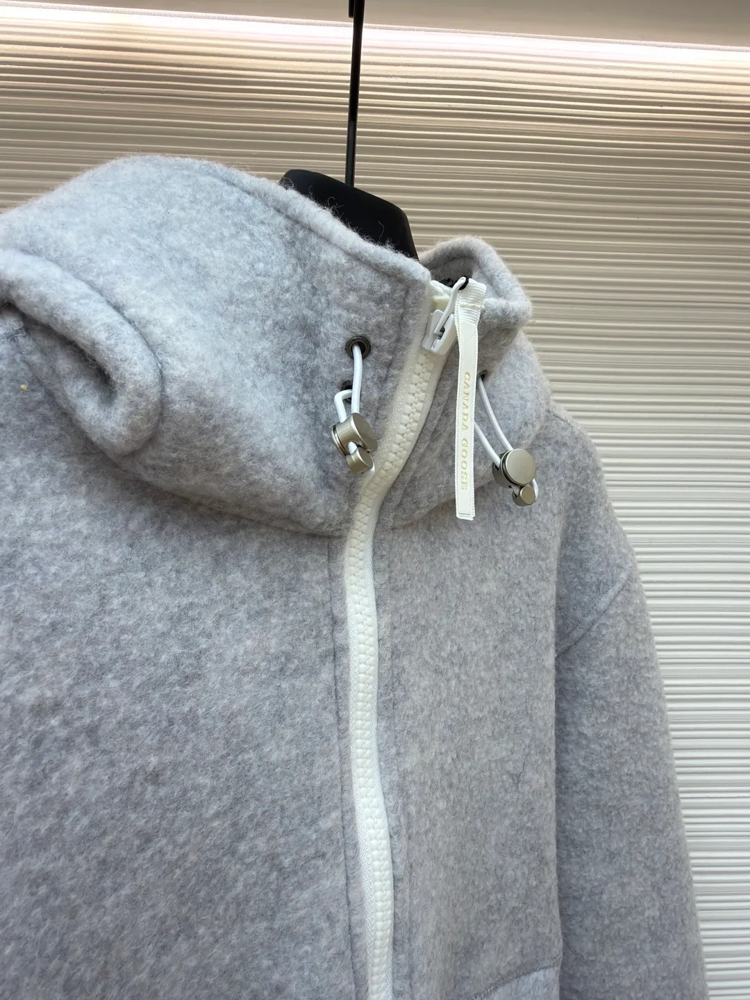 P770 Canada Goose Fleece Badge Hooded Jacket ●Original version: Purchased and developed by 6109 ●Item number: 1682016-C55 ●Fabric: wool fabric ●Technology: Fleece production ●Color: gray ●Type: Fitted version ●Weight: about 1000 grams ●Size: S-M-L-XL ●Description: A wool fleece fabric blended with wool as the main body and a very small amount of spandex and polyester fibers. Wool is a core natural ingredient that provides unparalleled temperature regulation, antibacterial and anti-odor properties and a skin-friendly feel. The feeding of a small amount of spandex gives the fabric a certain degree of four-way elasticity, making it non-restrictive during daily activities. As the basis of fleece's structure, polyester fiber enhances the fabric's durability, wrinkle resistance and quick-drying properties. It contributes to the loft of the fleece and provides functions such as trapping air. The sleeves and hem adopt 2×2 ruffles. Its strong elasticity can closely fit wrists and waists of different thicknesses, forming an effective 'seal' to prevent cold wind from blowing back. It can still maintain its original shape after repeated stretching and use, and is not easy to loose and deform. And the ribbed cuffs can convey a sense of design and enhance the visual beauty. The combination of hood design and elastic buckle improves warmth and windproof performance when worn. The overall wiring is straight and delicate, the fabric is comfortable and soft, and the color is consistent without color difference. It can be matched with the same style to create a fashionable look and control various occasions. Customized accessories, complete with three standards, same style for men and women!